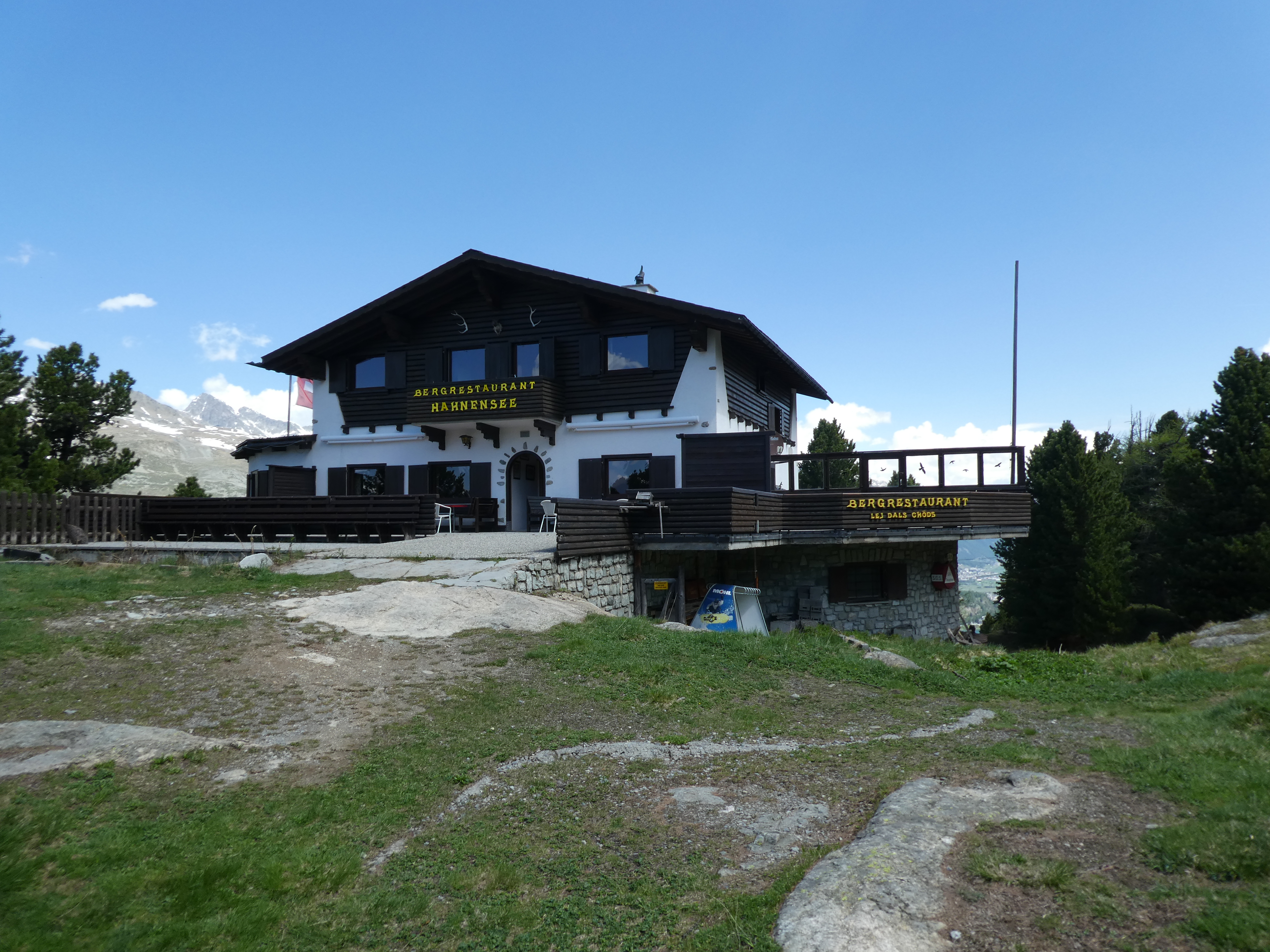 Vorschaubild für Datei:St. Moritz - Hahnensee - Bergrestaurant.jpg