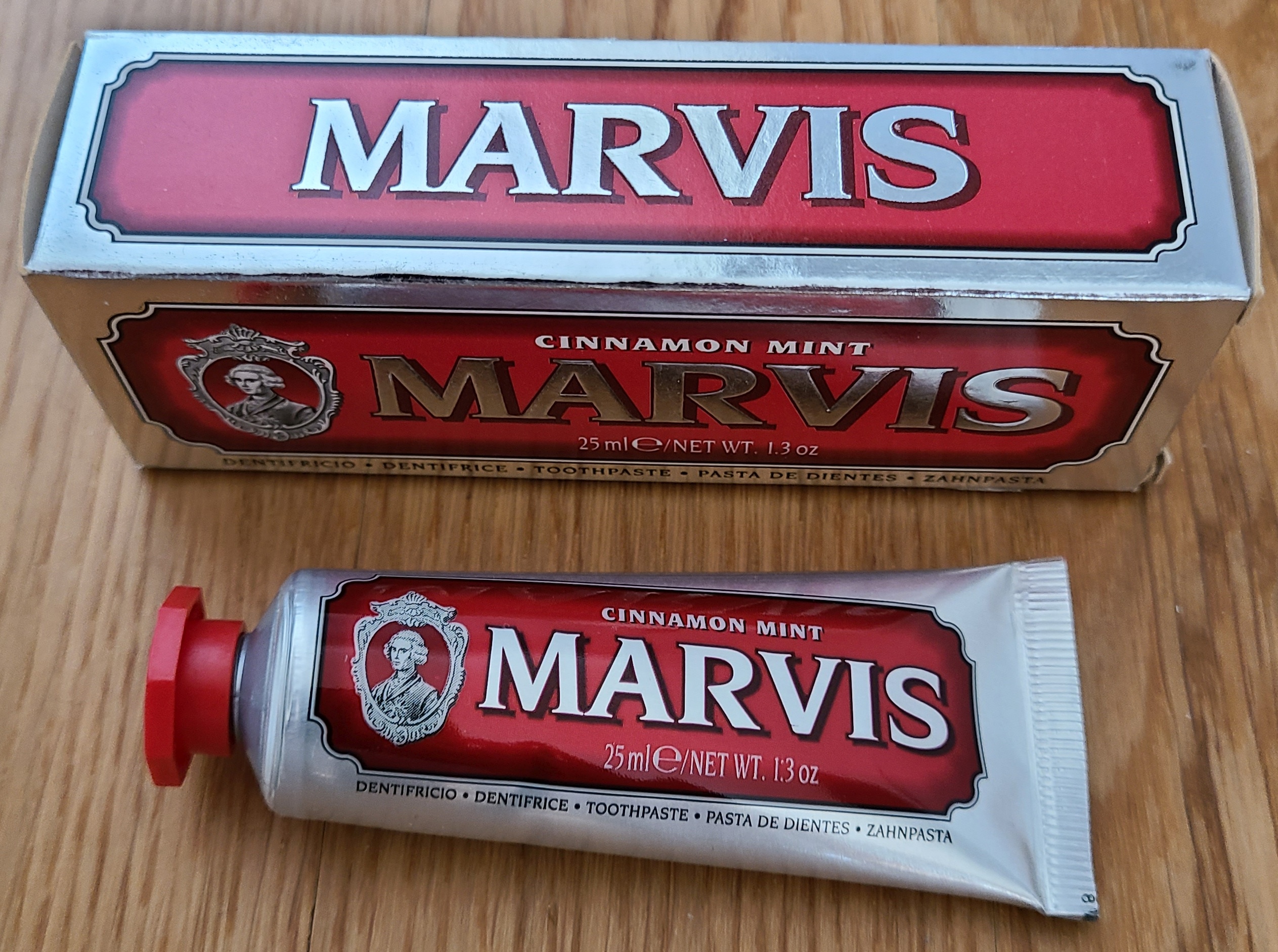 Vorschaubild für Datei:Marvis - Zahnpasta - Cinnamon Mint.jpg