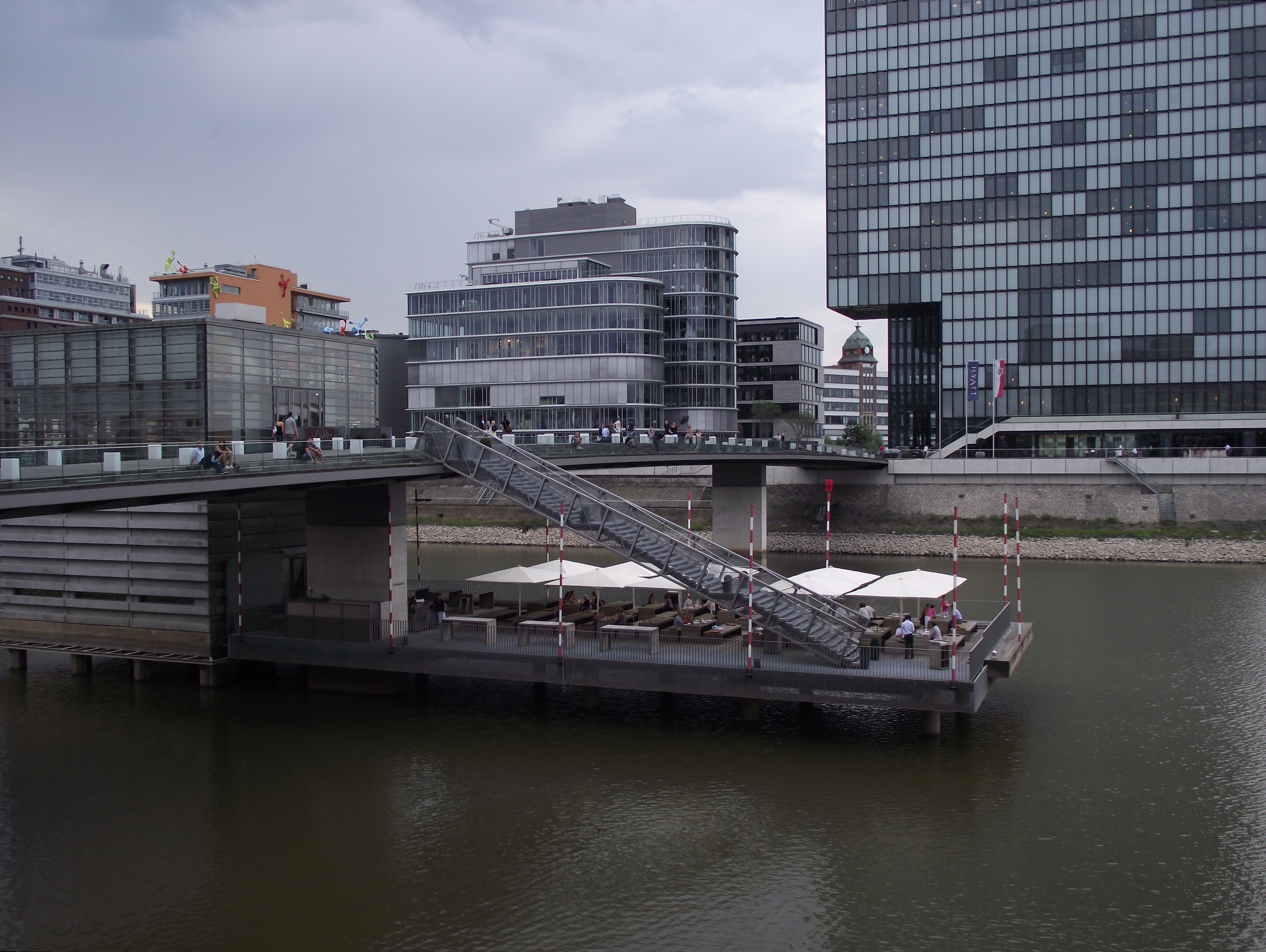 Vorschaubild für Datei:Düsseldorf Medienhafen 15355693633 6048d2e0db o.jpg