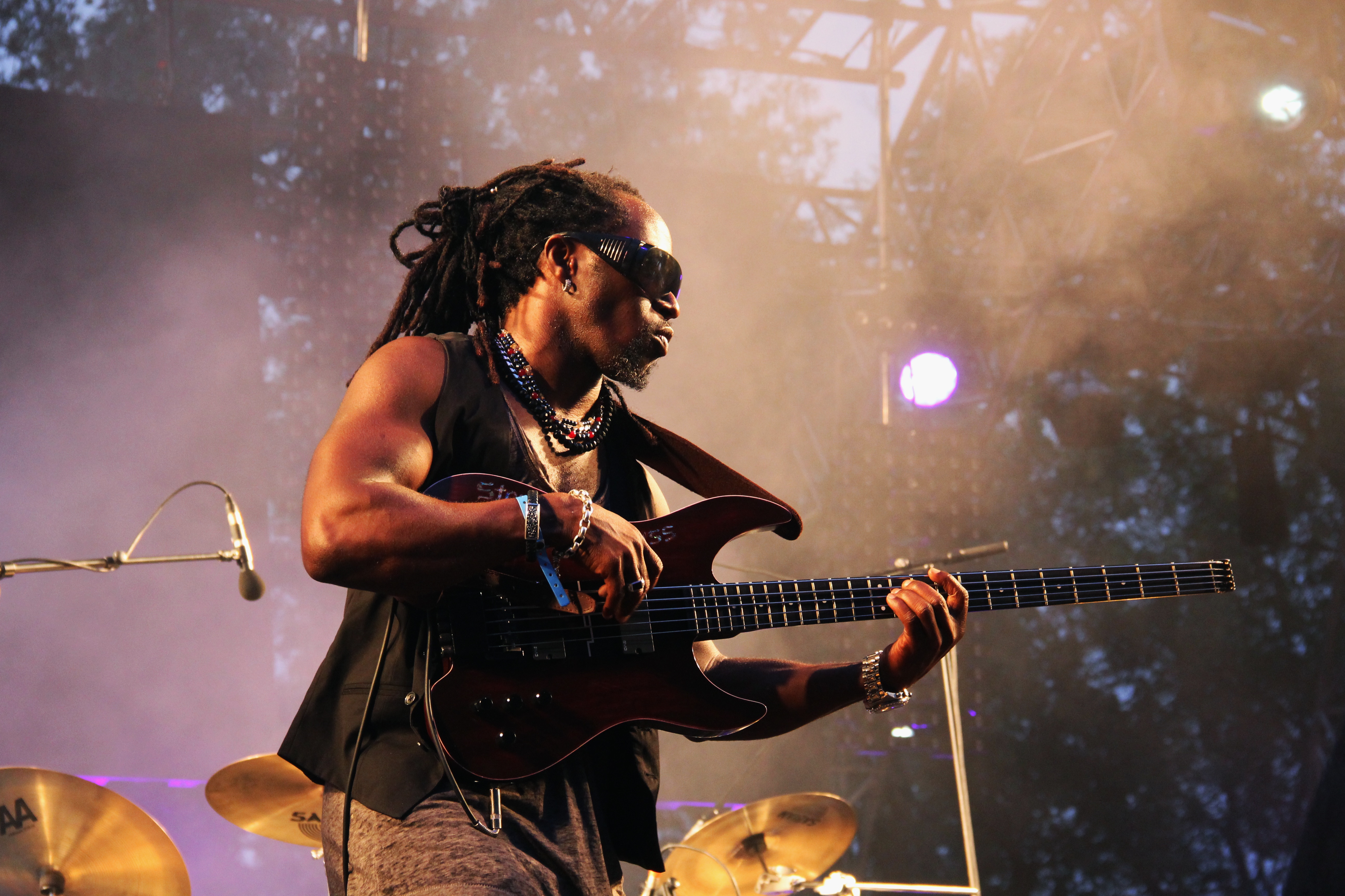 Datei:04- dubtonic kru, live garance reggae festival 2014 - fred reggaelover perry.jpg