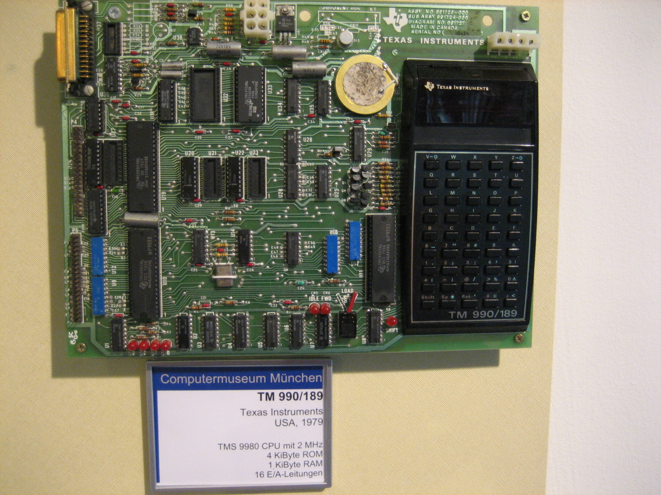 Vorschaubild für Datei:Texas Instruments-TM 990 189 197409609 cb80b07829 o.jpg