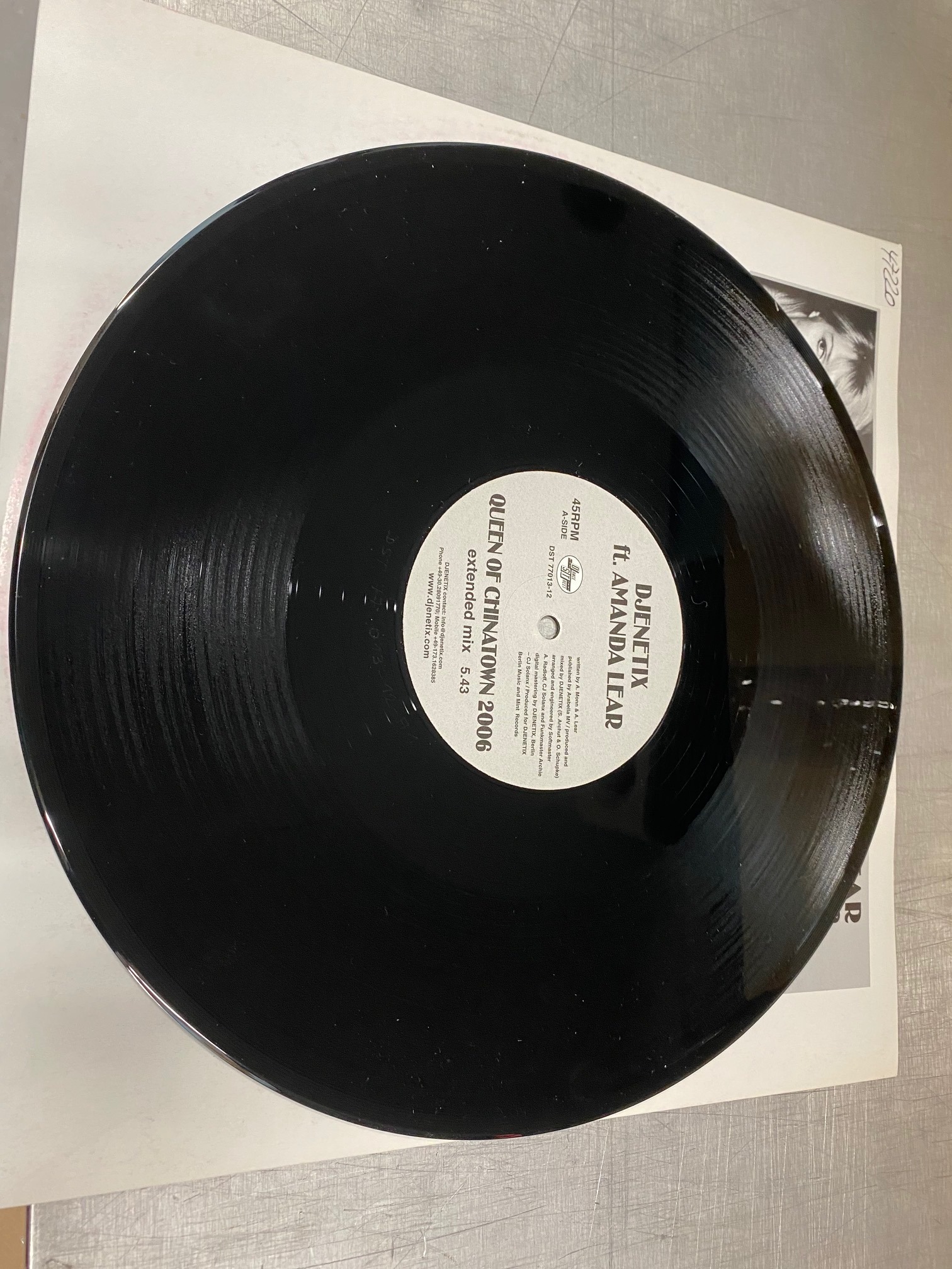 Vorschaubild für Datei:Vinyl - Djenetix feat Amanda Lear Titel - Queen of Chinatown.jpg