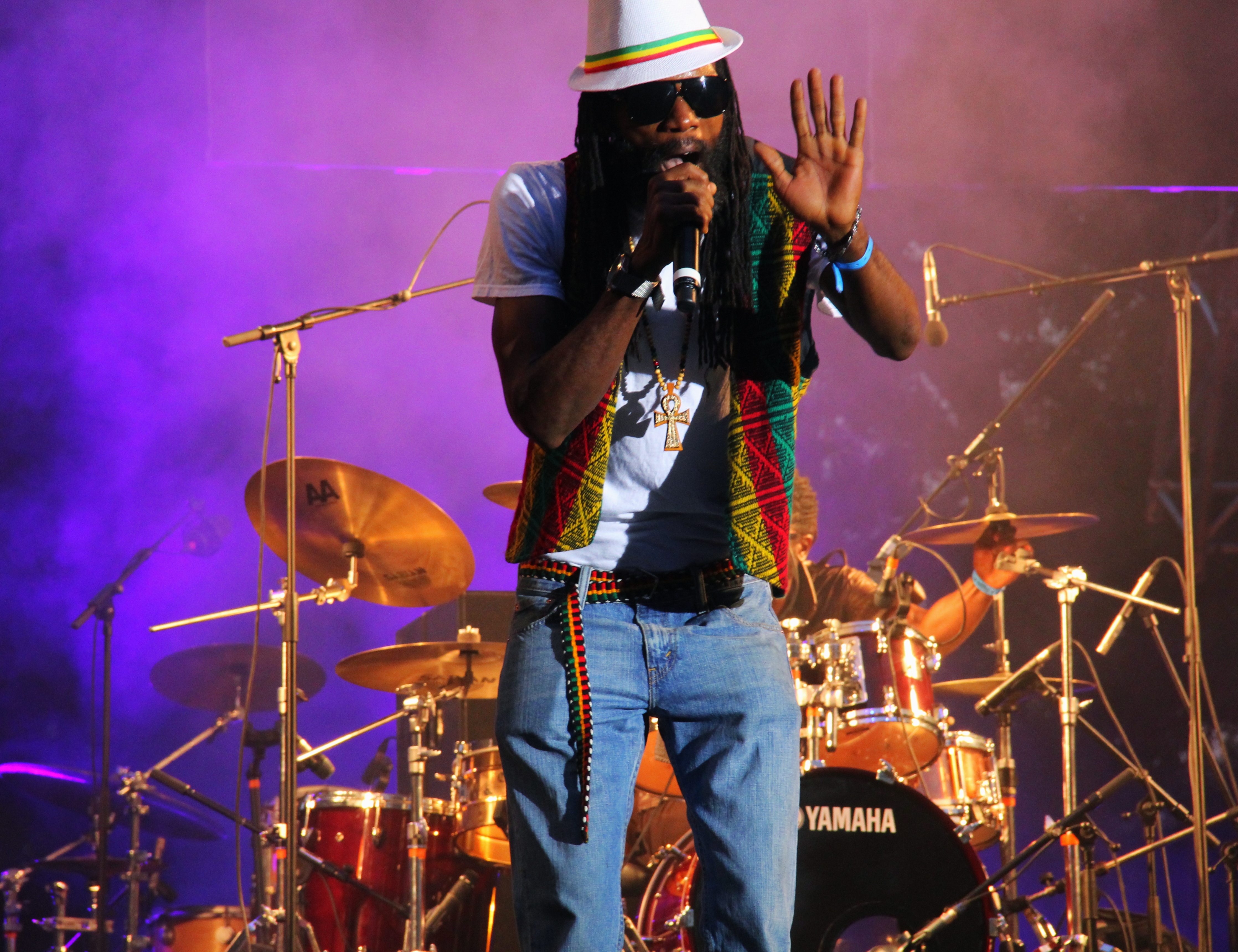 Datei:03- dubtonic kru, live garance reggae festival 2014 - fred reggaelover perry.jpg