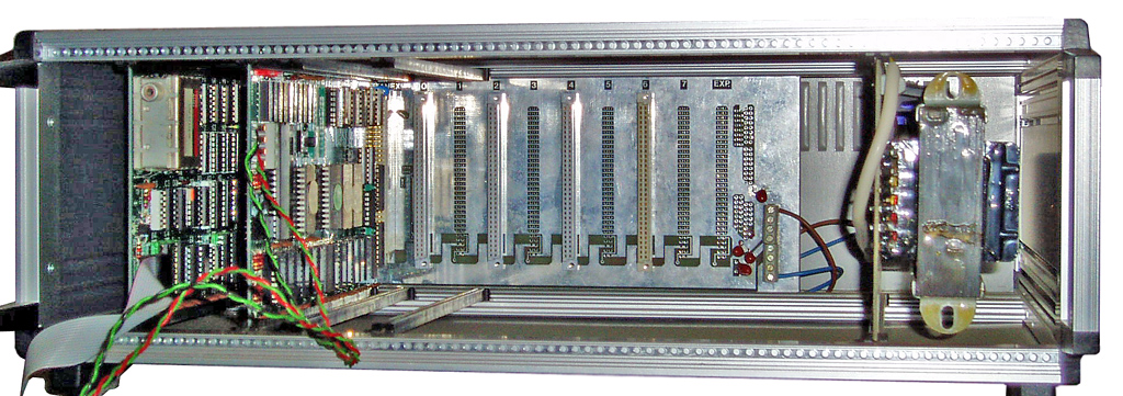 Vorschaubild für Datei:Tangerine Microtan 65 System Rack Interior.jpg